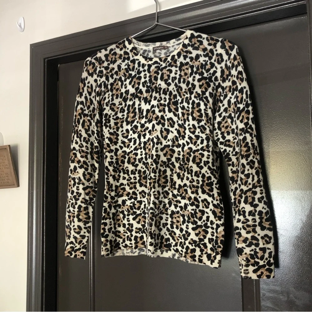 J. McLaughlin cheetah/leopard lightweight cashmere long sleeve crewneck sweater - Picture 3 of 8